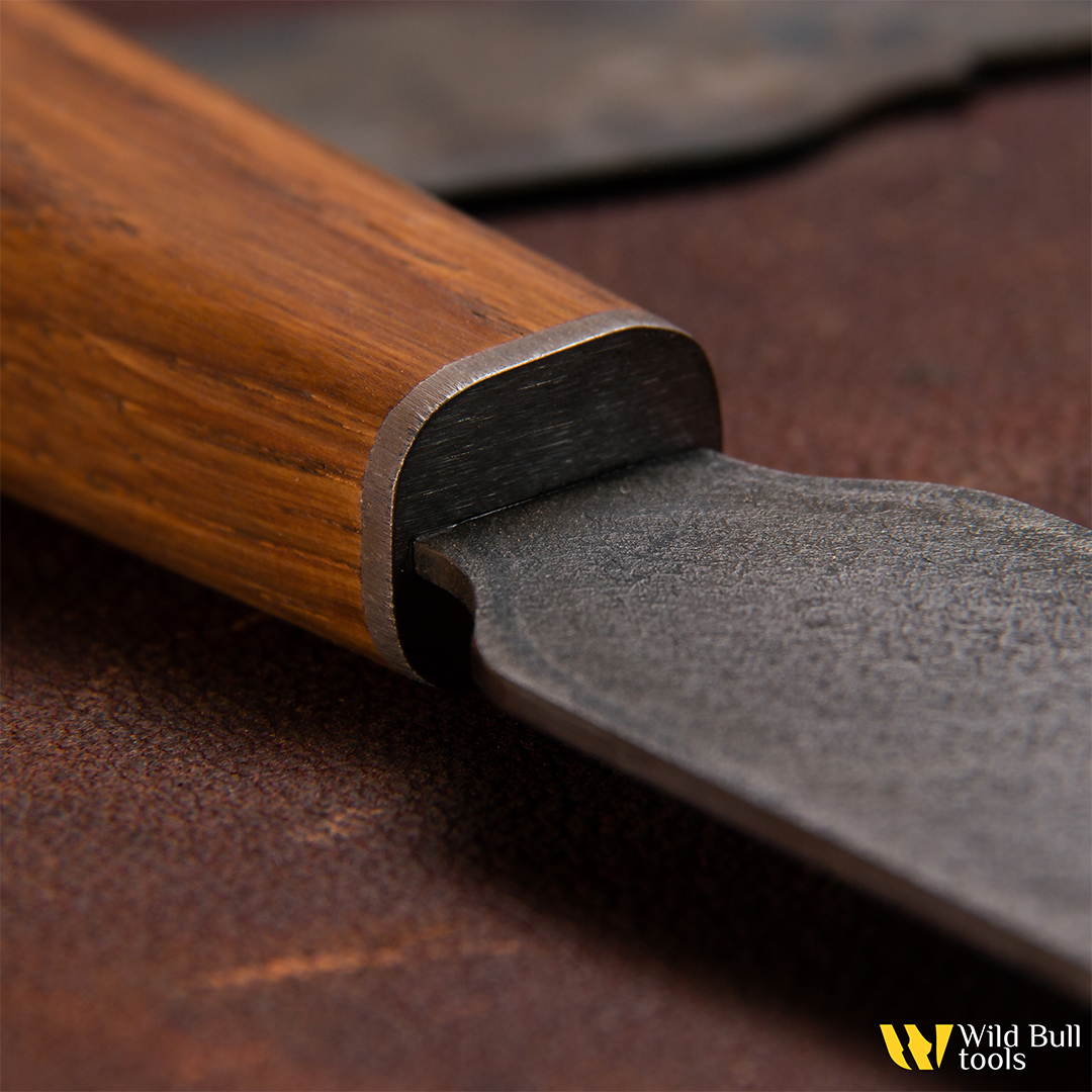 Нож шорный скошенный полукруглый "Дуб" Saddlery Knife Wild Bull tools