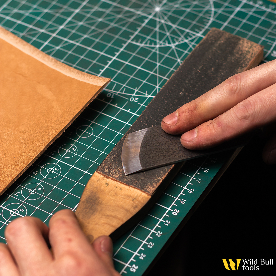 Нож шорный скошенный полукруглый "Дуб" Saddlery Knife Wild Bull tools