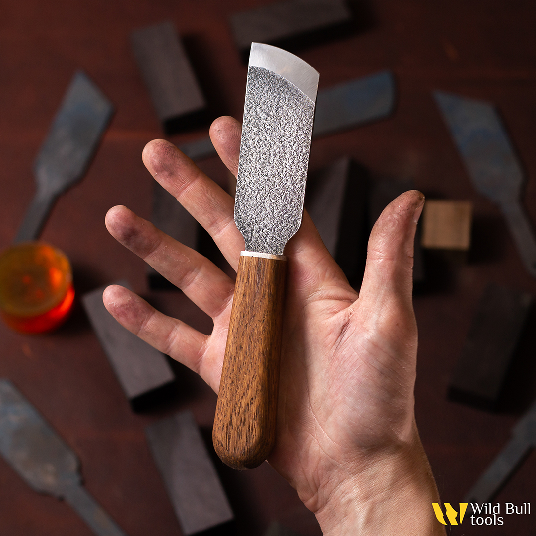 Нож шорный скошенный полукруглый "Дуб" Saddlery Knife Wild Bull tools